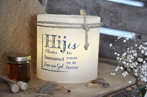 Windlicht M: Hij is…. (Ivoor)