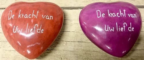 De kracht van Uw liefde rood hart steen