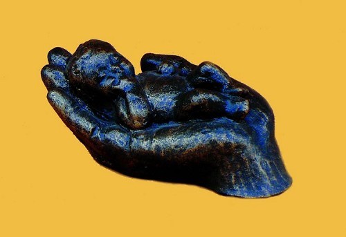 Beeld handje liggende baby brons
