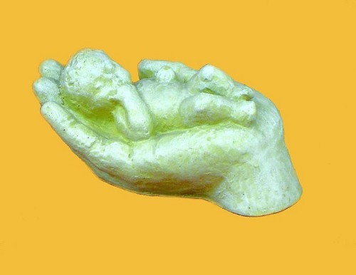 Beeld handje liggende baby ivoor