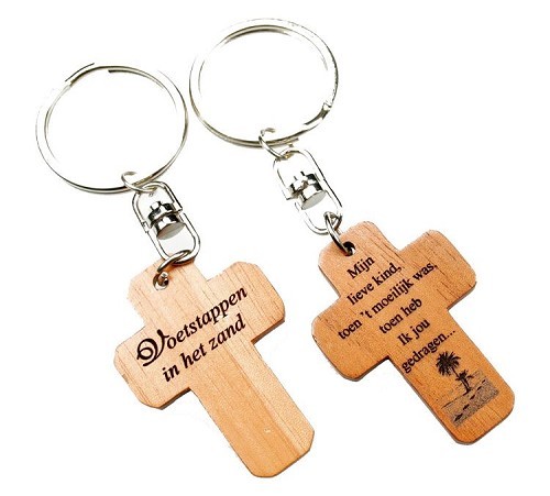 Sleutelhanger kruis hout voetstappen in