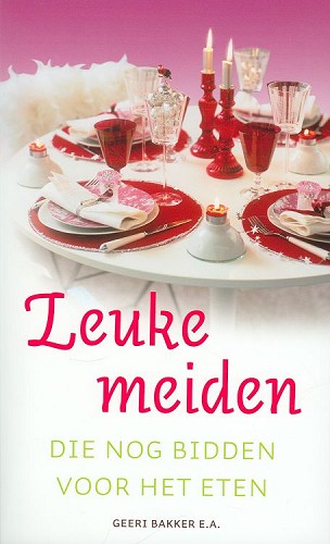Leuke meiden die bidden voor het eten